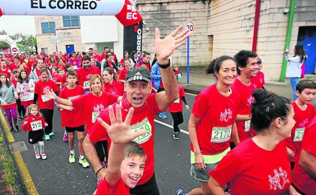 Nadie se quedó atrás en una carrera en la que reinó la diversión y las ganas de hacer deporte en compañía de hijos, padres, aitites, hermanos.../Pedro Urresti