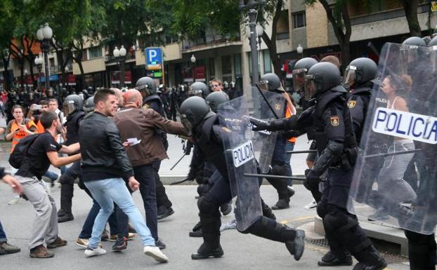 Una de las cargas policiales en Cataluña el 1-0. /EFE
