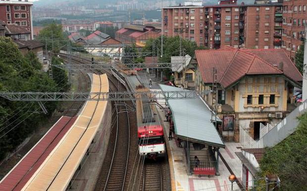 Un tren llega a la estación de Bidebieta./E. C.