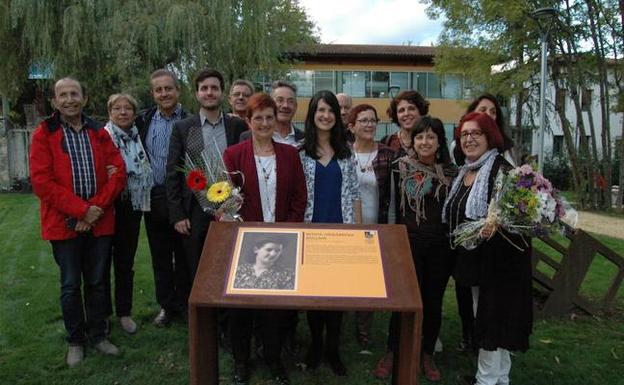Familiares de Benita y María González Gorosarri posan junto a la placa del nuevo parque. /M. D.