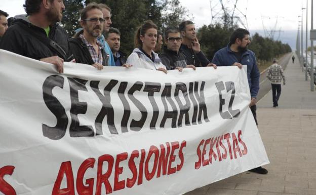 Los trabajadores de Mercedes se han concentrado este viernes en repulsa por el asesinato machista. /Rafa Gutiérrez