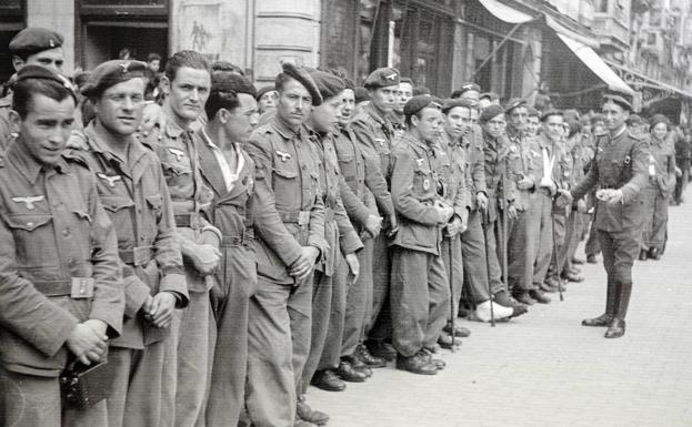 Expedicionarios de la División Azul en la capital alavesa. Fotografía de la Exposición 'Europa en llamas. Ecos de la Alemania nazi en Vitoria'. /Exposición 'Europa en llamas'