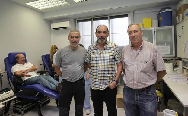 Canete, Santibánez y Mínguez, en la extracción del pasado jueves en el ambulatorio. / MAIKA SALGUERO