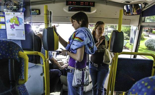 Interior del autobús entre Bermeo y Bakio. / MAIKA SALGUERO