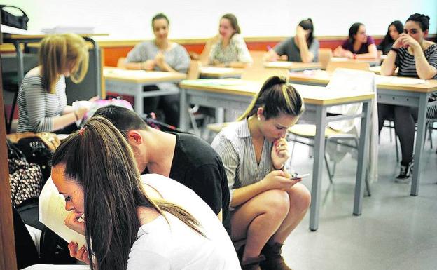 Estudiantes durante la pasada selectividad de junio./E.C.