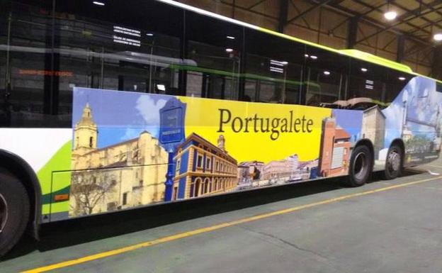 Uno de los autobuses con la publicidad de la villa jarrillera. / E. C.