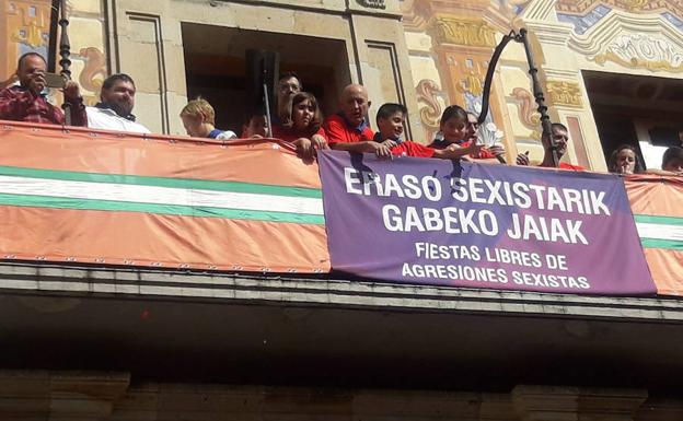 Cartel contra las agresiones durante el txupinazo infantil./