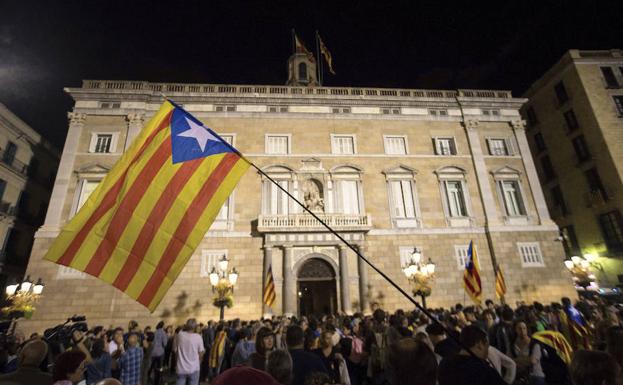 Manifestación delante del Palau de la Generalitat./EFE