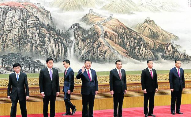 El presidente, Xi Jinping, saluda, en el centro, rodeado por los miembros del comité permanente del politburó./REUTERS