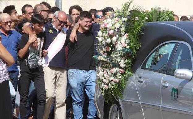 La familia de Rocío despide a la joven fallecida durante el entierro celebrado en agosto /ABC