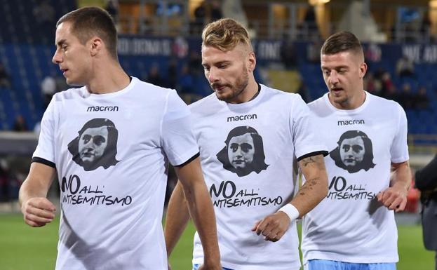 Los jugadores de la Lazio calientan con camisetas con la foto de Ana Frank y el lema "No al antisemitismo". /Alberto Lingria (Reuters)