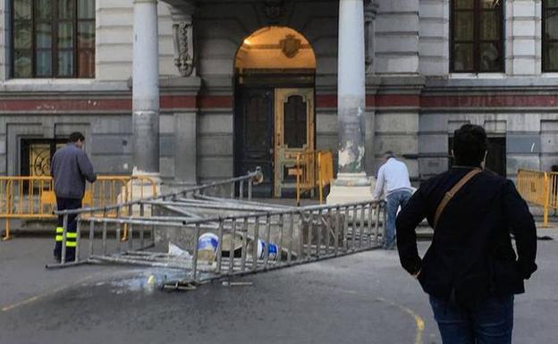 El andamio, de dos metros de altura y con ruedas, se había instalado para arreglar la fachada. / E. C.