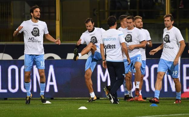 Jugadores de la Lazio calientan con camisetas con la foto de Ana Frank y el lema "No al antisemitismo". /Gianni Schicchi (Afp)