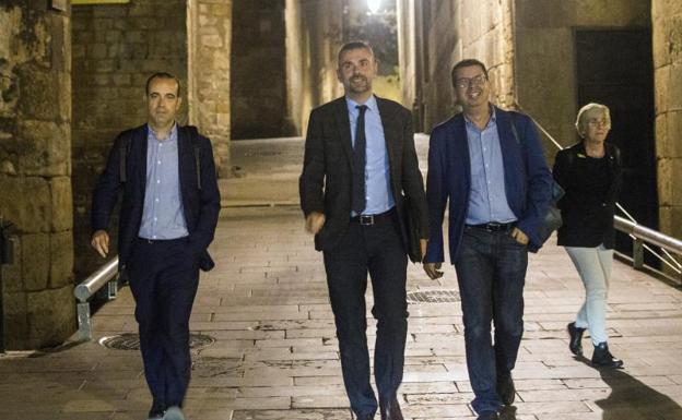 El conseller de Empresa Santi Vila, segundo por la izquierda y la consellera de Enseñanza Clara Ponsatí salen del Palau de la Generalitat el miércoles./
