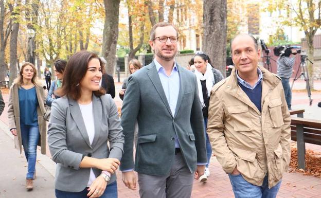 Javier Maroto pasea por Vitoria junto a los concejales Leticia Comerón y Miguel Garnica./Jesús Andrade