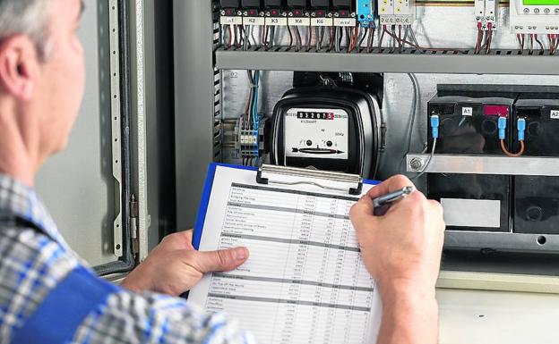 Un trabajador realiza la lectura de un contador eléctrico. /E.C.