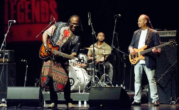JLW ofició con una túnica africanista./Mikel Martines de Trespuentes / Sala BBK