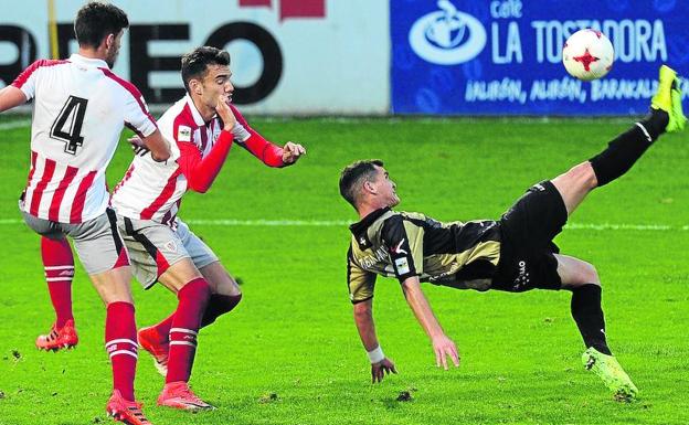 El Barakaldo dejó escapar la victoria en el derbi vizcaíno en el último minuto del partido./FERNANDO GÓMEZ