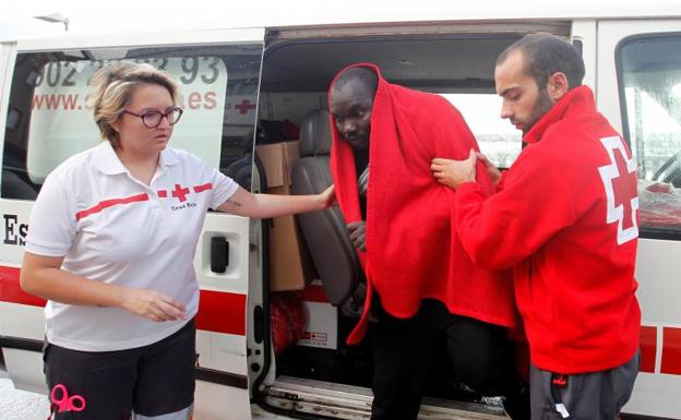 Atención a inmigrantes rescatados en Tarifa./Efe