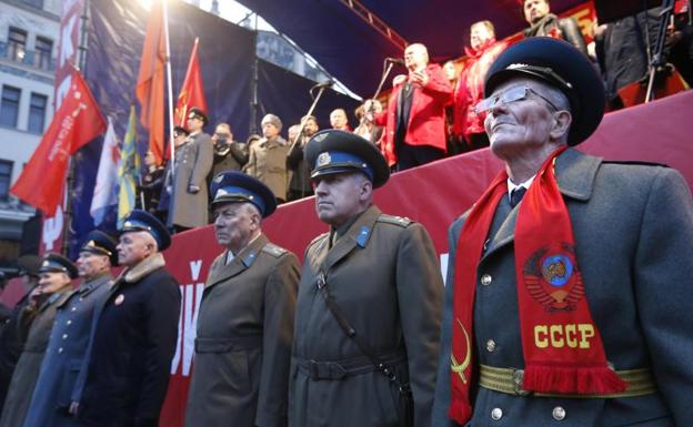 Varios oficiales soviéticos participan en un acto que conmemora el centenario de la Revolución Bolchevique en Moscú (Rusia)./Sergei Chirikov (Efe)