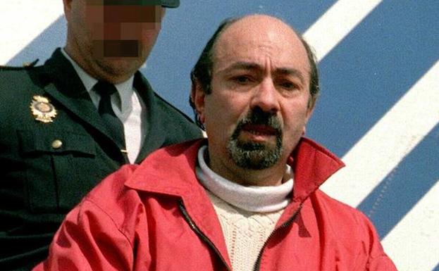 Imagen de archivo de Rafael Caride, responsable de la matanza de Hipercor, al ser entregado a España./EFE