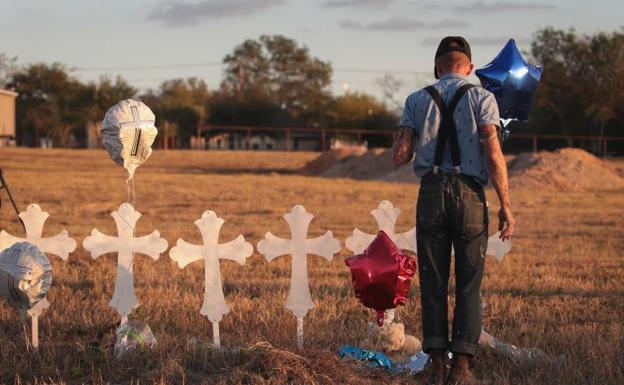 Un hombre reza por las víctimas de Texas. /Afp