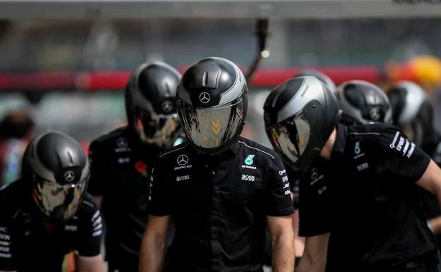 Varios miembros de la escudería Mercedes./Efe