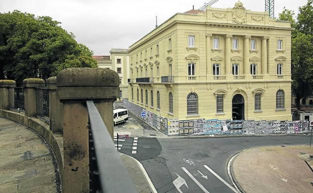 Vitoria aspira a remodelar desde hace años el entorno del edificio del Banco de España. /Rafa Gutiérrez