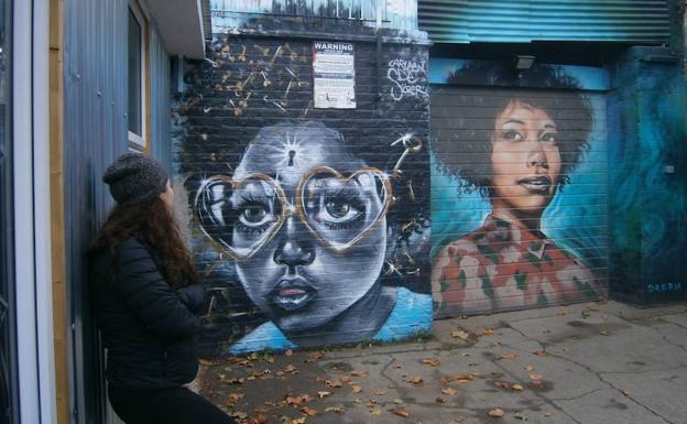 Grafitis de la artista brasileña Carlenn de Sozer, reconocible por los personajes con gafas./Iratxe López