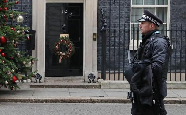 Un policía patrulla junto al 10 de Downing Street, residencia de la primera ministra británica./Daniel Leal-Olivas (Afp)