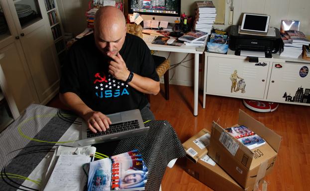 José María Sáez, escritor y conductor de autobús en Tuvisa, ha publicado su libro tras la autoedición./Blanca Castillo