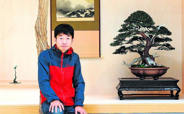 Naoki Maeoka posa con un tejo (taxus baccata) del aficionado cántabro Tomás Bustamante./