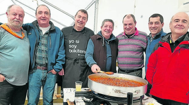 La cuadrilla Arangoiti fue la vencedora. José Paniagua se puso en el fogón para cocinar los 900 caracoles de Barrika. / TERRY BASTERRA