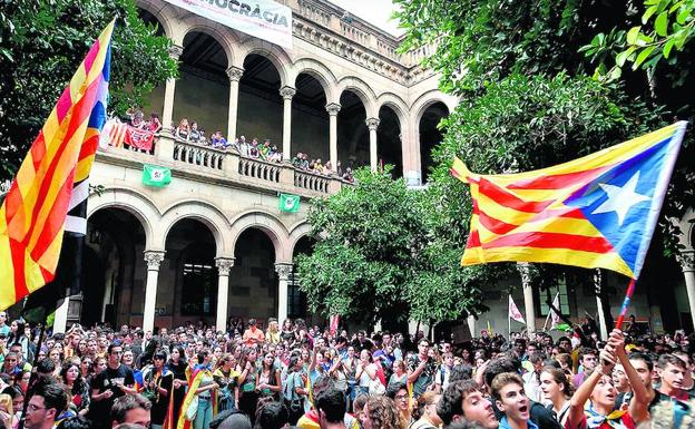 Miles de estudiantes en el campus de la Universidad de Barcelona, durante una de las marchas a favor del ‘procés’./AFP