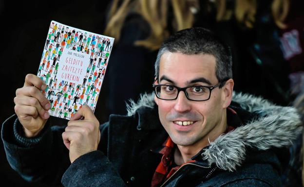 Ander Izagirre estudió con Ana Malagon, «pero no compro el libro por eso». Le encantaron sus microrrelatos por su capacidad evocadora «y su punto amargo y seco».