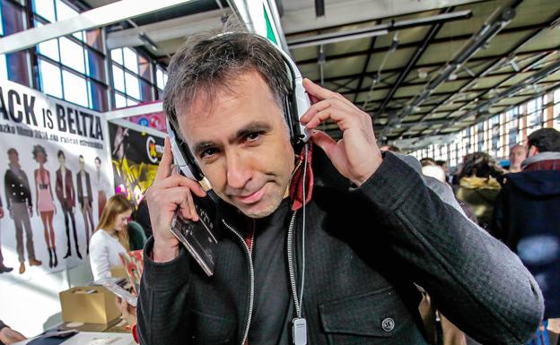 Harkaitz Cano compra en vinilo ‘Mirailak’ de Bidehuts y también se lleva el CD ‘Big Affair’ de Audience.