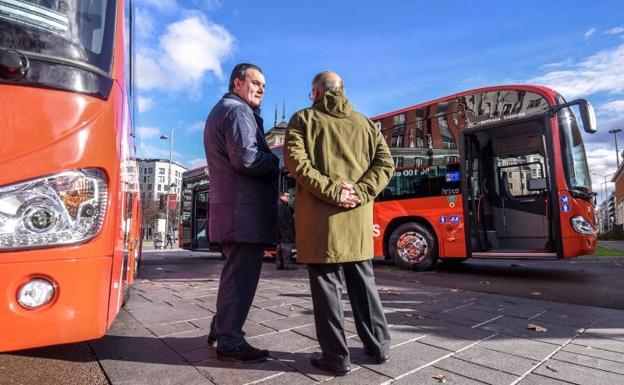 Los dos autobuses han sido presentados esta mañana./Yvonne Fernández