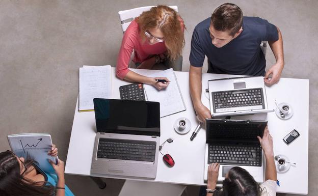 Un hombre y varias mujeres en una reunión de trabajo./FOTOLIA