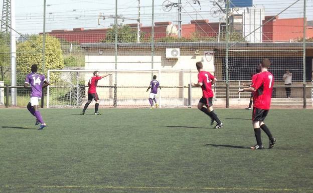 El Kastre Etxetxua, de rojo, en un partido de liga./E.C.