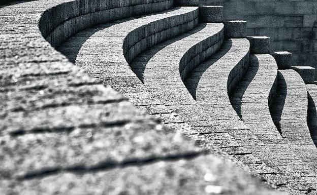 Sombras en las escaleras de la plaza de los Fueros.