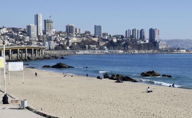 Vistas generales de la playa Caleta Abarca, en Viña del Mar./