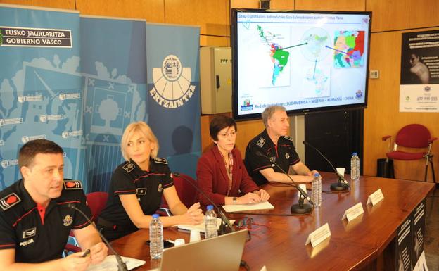 La consejera de Seguridad, Estefanía Beltrán de Heredia, presentó el plan contra la trata de seres humanos en la comisaría de Vitoria./I. AIZPURU