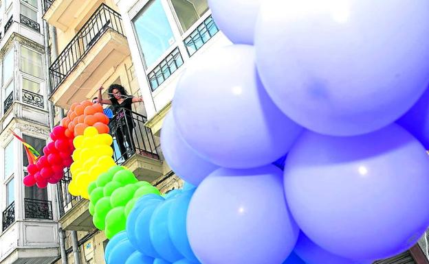 Globos para una celebración del Orgullo Gay en Vitoria. /ROBERTO ARNAIZ