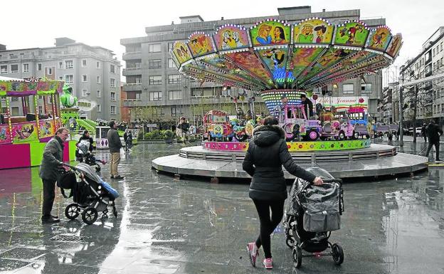 La lluvia deslució ayer el arranque del PIN de Getxo, en Las Arenas, este año al aire libre/MANU CECILIO