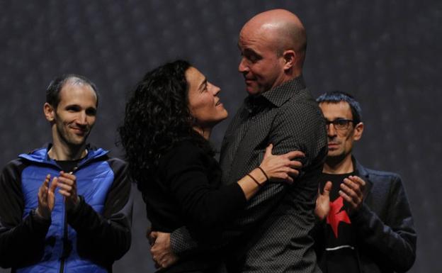 Lujanbio abraza al finalista Aitor Mendiluze. /MANU CECILIO