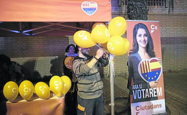 «Puigdemont ha hecho algo bien, hay que agradecerle que haya logrado despertarnos», se felicitan en el partido naranja./VICENS GIMÉNEZ