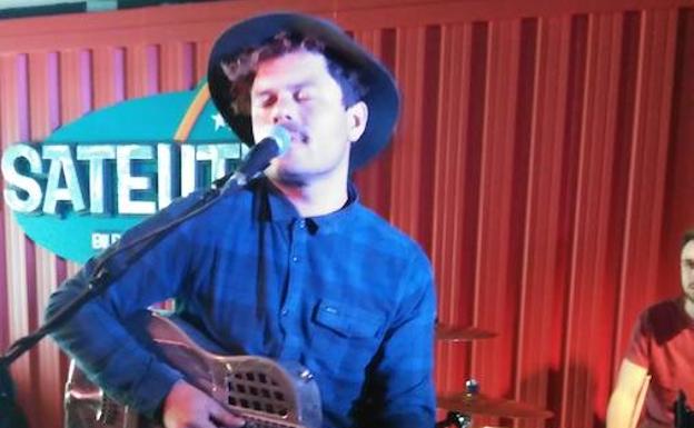 Ash en Deusto tocando ‘Walkin’ Blues’ con el dobro./ÓSCAR CUBILLO