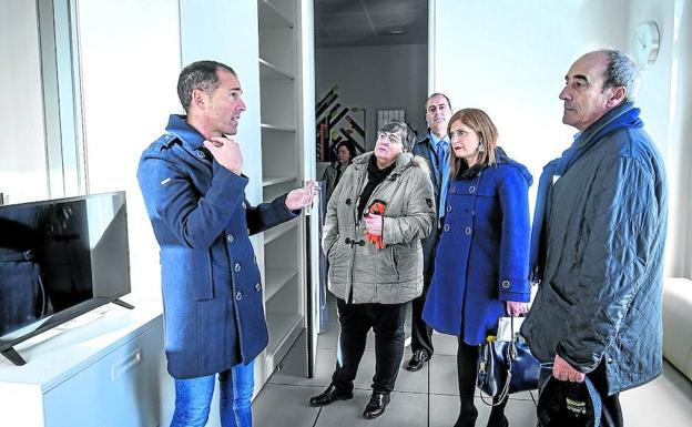 El coordinador Jon Goikoetxea, con la consejera María Jesús San José, segunda por la derecha./YVONNE FERNÁNDEZ