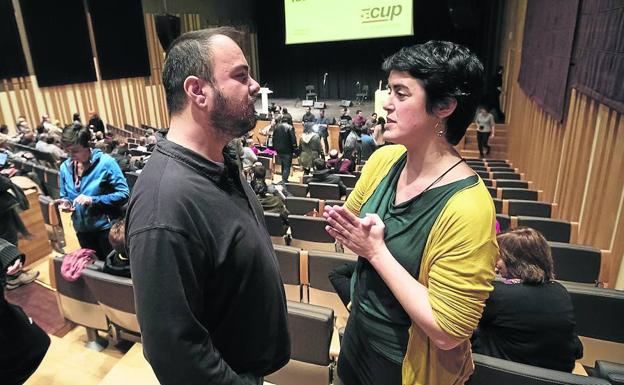 Miguel Ángel González y Marta Jofra charlan antes de un acto del candidato de la CUP, Carles Riera, en Vilanova./VICENS GIMÉNEZ