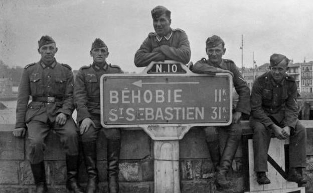 Un grupo de soldados alemanes posa en el País Vasco francés.